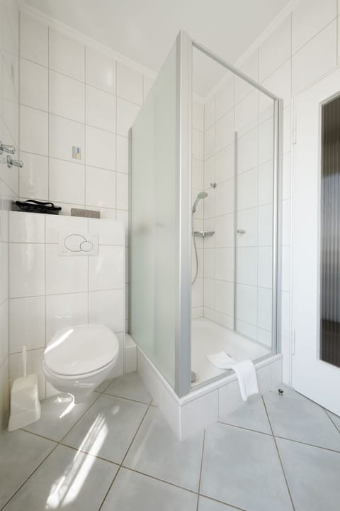 Standard Single Room | Bathroom | Hair dryer, bathrobes, towels