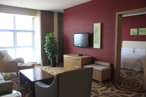 Executive Suite, 1 Bedroom | Down comforters, minibar, in-room safe, desk