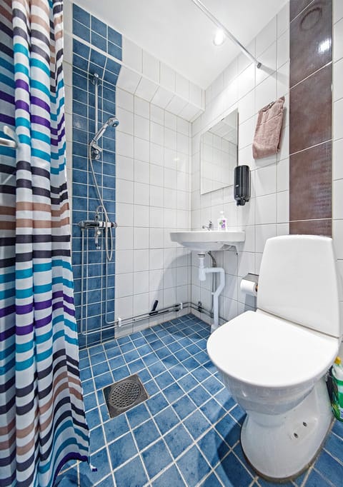 Standard Double or Twin Room, No Windows | Bathroom | Hair dryer, towels, shampoo, toilet paper