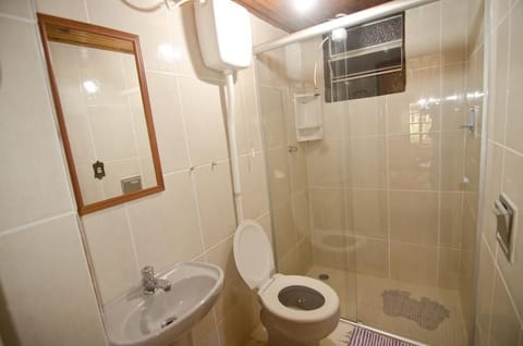 Suite (Girassol) | Bathroom | Towels, soap