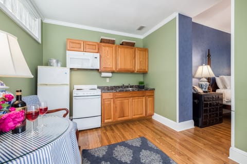 Deluxe Suite, 1 Queen Bed, Kitchenette | Room amenity