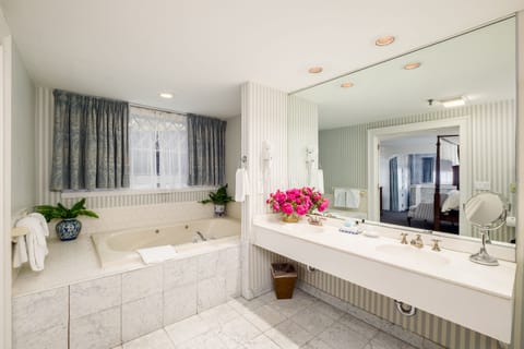 Deluxe Suite | Bathroom | Combined shower/tub, designer toiletries, hair dryer, towels