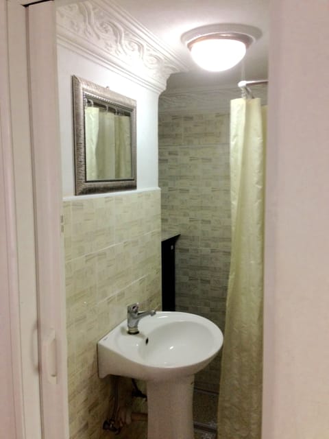 Double Room, Ensuite | Bathroom | Shower, rainfall showerhead, towels, soap