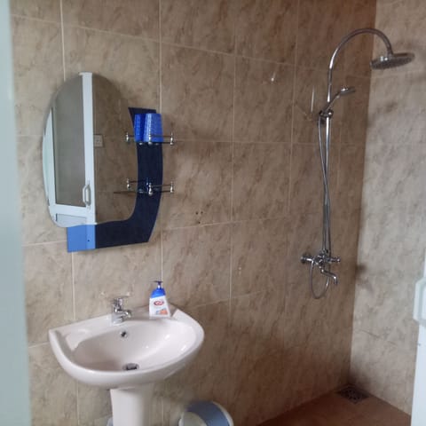 Blue Room | Bathroom | Shower, rainfall showerhead, free toiletries, hair dryer