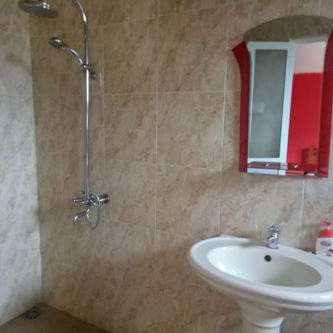 Red Family Room | Bathroom | Shower, rainfall showerhead, free toiletries, hair dryer