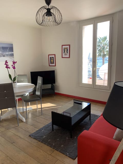 Apartment (Petit Vapeur) | Individually decorated, individually furnished, free WiFi, bed sheets