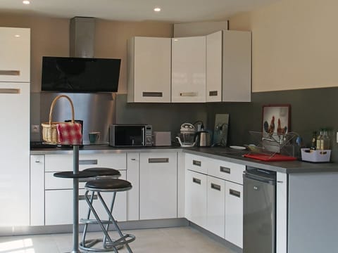 Family Cottage, Accessible, Private Bathroom (Petite maison Mezzanine) | Restaurant