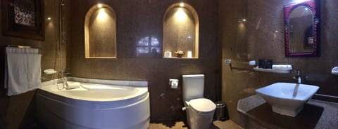 Luxury Room (Ruby) | Bathroom | Free toiletries, hair dryer, bathrobes, towels