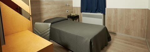 Economy Double Room Single Use | Hypo-allergenic bedding, minibar, in-room safe, desk