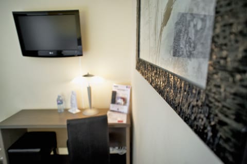 Superior Room, 1 King Bed | In-room business center