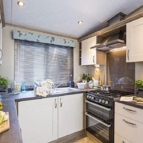 PV 8 Abingdon (2 Bedroom Holiday Home) | Private kitchen | Electric kettle