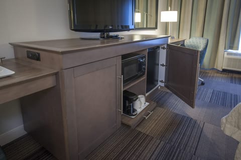 Room, 1 King Bed | In-room safe, desk, laptop workspace, blackout drapes