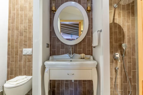 Junior Suite | Bathroom | Shower, rainfall showerhead, free toiletries, hair dryer