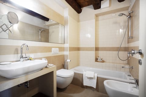 Comfort Double Room | Bathroom | Hair dryer, bathrobes, bidet, heated floors