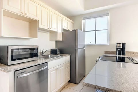 Studio 1 Queen With Balcony | Private kitchen | Fridge, microwave, oven, stovetop