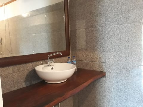 Deluxe Double Room | Bathroom sink