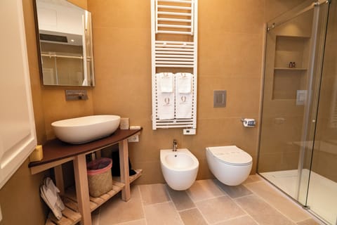 Superior Room | Bathroom | Combined shower/tub, deep soaking tub, hydromassage showerhead