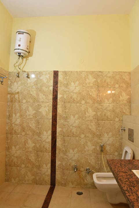 Superior Room, 1 King Bed, City View | Bathroom | Shower, hydromassage showerhead, towels, soap