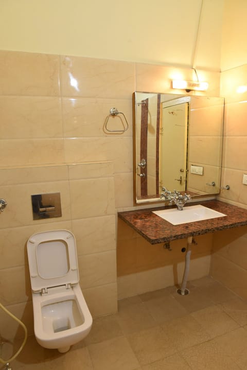 Superior Room, 1 King Bed, City View | Bathroom | Shower, hydromassage showerhead, towels, soap