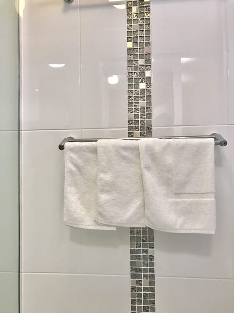 Deluxe Room (Spa ) | Bathroom | Shower, free toiletries, hair dryer, towels