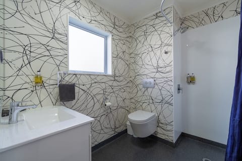 Twin Studio | Bathroom | Shower, hair dryer, towels