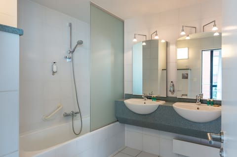 Superior Double Room | Bathroom | Free toiletries, hair dryer, towels