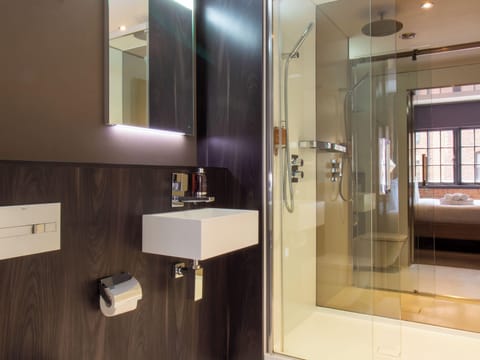 Superior Double Room | Bathroom | Shower, rainfall showerhead, free toiletries, hair dryer