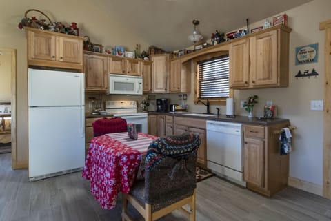 Tree House Suite, 1 King Bed, 1 Queen Bed, and 1 Queen Sofa Bed, Patio | Private kitchen | Full-size fridge, microwave, oven, stovetop