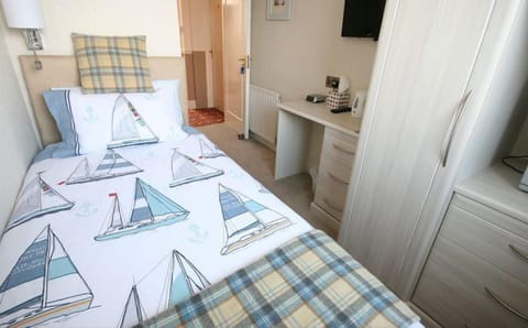 Single Room, Sea View | Hypo-allergenic bedding, laptop workspace, blackout drapes, free WiFi