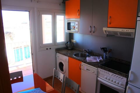 Apartment (3 Bedrooms) | Private kitchen | Fridge, microwave, oven, stovetop