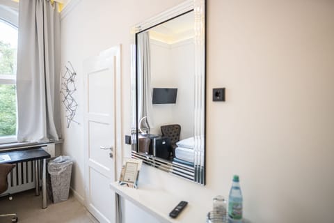 Comfort Single Room | Minibar, in-room safe, individually decorated, individually furnished