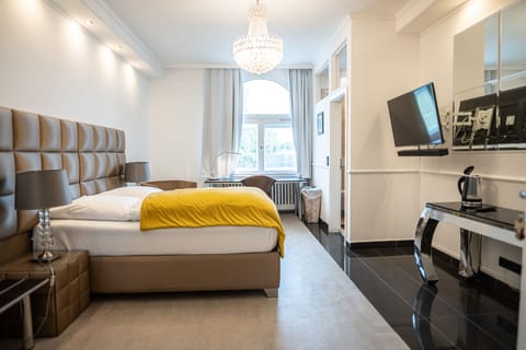 Comfort Double Room | Minibar, in-room safe, individually decorated, individually furnished