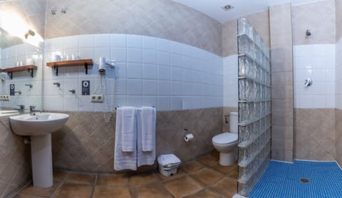 Premium Triple Room | Bathroom | Free toiletries, hair dryer, towels