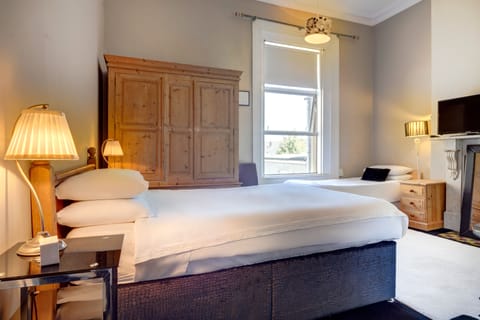 Family Triple Room | In-room safe, blackout drapes, iron/ironing board, rollaway beds