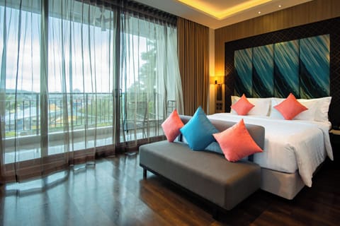 Patong Sunset | Premium bedding, minibar, in-room safe, desk