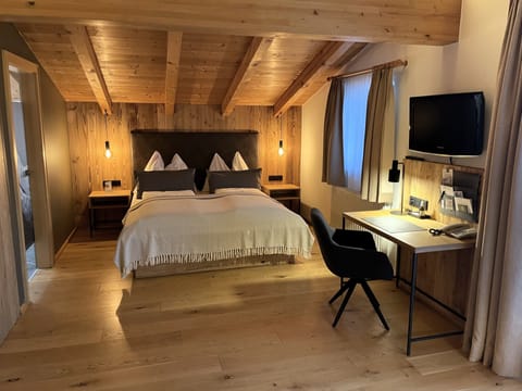 Suite, Balcony | In-room safe, desk, free cribs/infant beds, free WiFi
