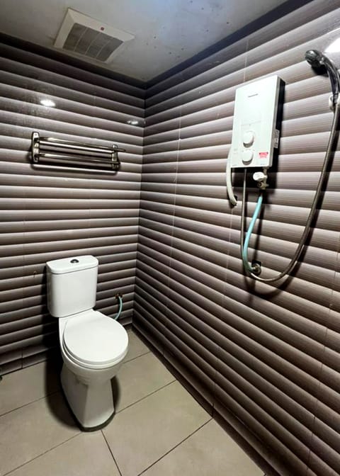 Basic Triple Room | Bathroom | Shower, hair dryer, slippers, towels