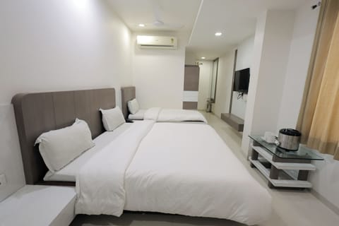 Premium bedding, in-room safe, iron/ironing board, free WiFi