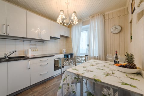 Apartment (Split Level) | Private kitchen | Full-size fridge, microwave, oven, stovetop