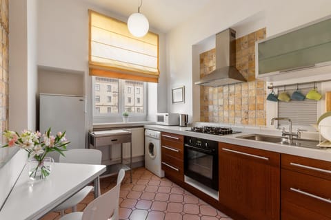 City Studio | Private kitchen | Full-size fridge, microwave, oven, stovetop