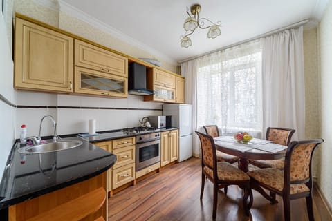 Apartment, 1 Bedroom (nez 39-2) | Private kitchen | Full-size fridge, microwave, oven, stovetop