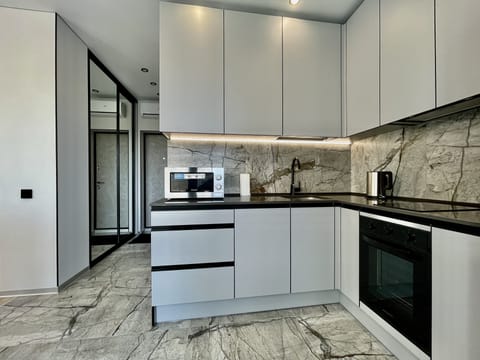 Design Studio | Private kitchen | Full-size fridge, microwave, oven, stovetop