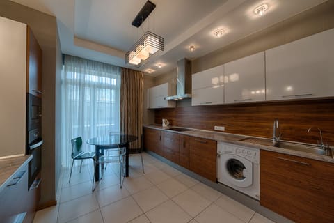 Deluxe Apartment, 3 Bedrooms | Private kitchen | Full-size fridge, microwave, oven, stovetop