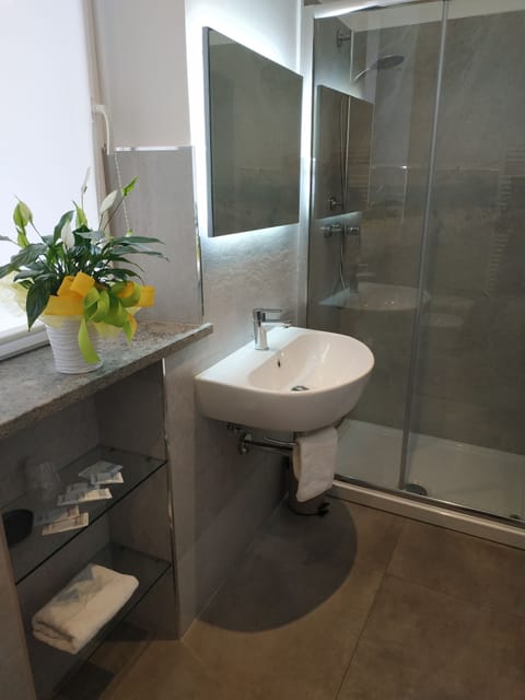 Panoramic Room | Bathroom | Shower, free toiletries, hair dryer, bidet