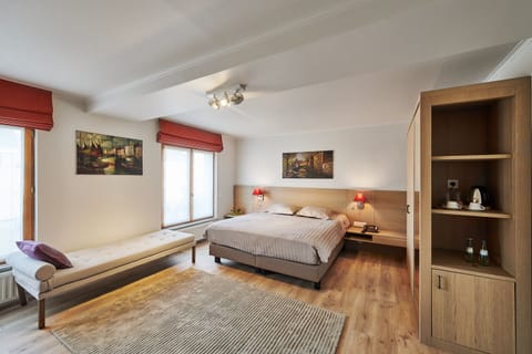 Deluxe Double Room, 1 King Bed | Minibar, in-room safe, desk, WiFi