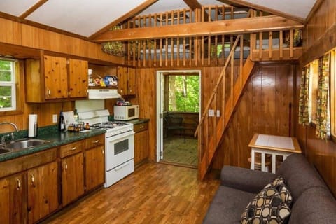 Deluxe Cabin | Private kitchen | Coffee/tea maker, freezer