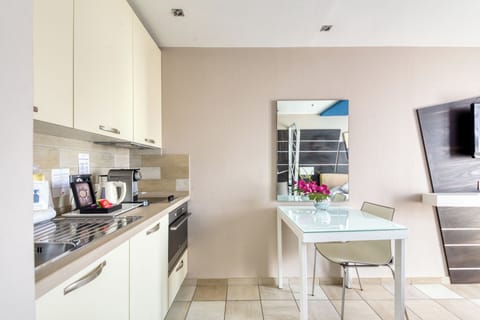 Superior Room | Private kitchen | Fridge, microwave, coffee/tea maker, electric kettle