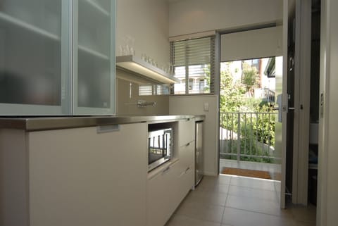 Loft Studio, 1 Super King Bed | Private kitchenette | Fridge, microwave, coffee/tea maker, cookware/dishes/utensils