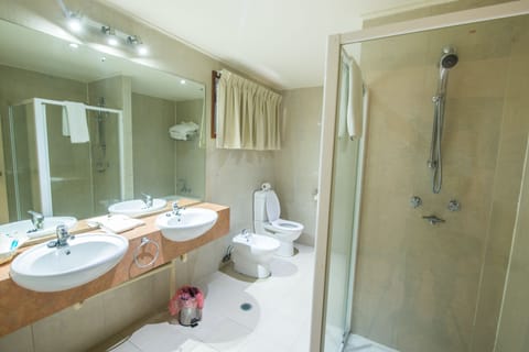 Executive Room, 1 Queen Bed | Bathroom | Free toiletries, towels, soap, shampoo