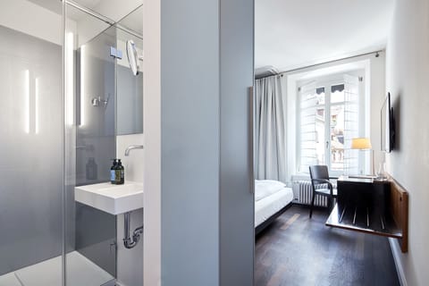 Single Room, City View | Bathroom | Hair dryer, towels